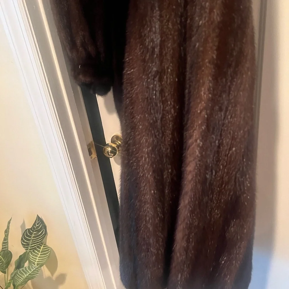 Luxurious Brown Fur Coat - Picture 5 of 17